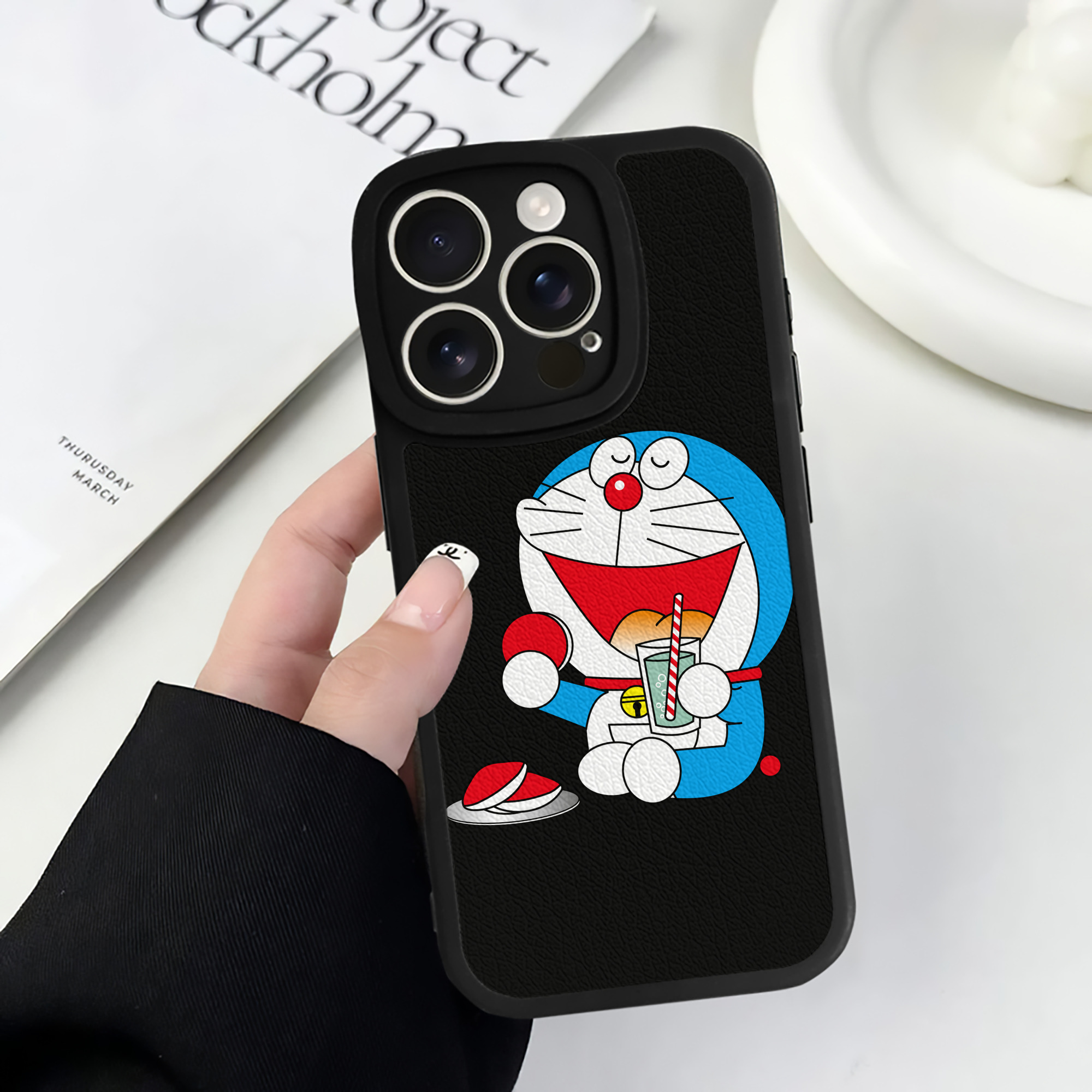 （画像用） ドラえもん Doraemon 【iPhone 16シリーズ対応】シリコンスマホケース（レザー調） 材質：シリコン